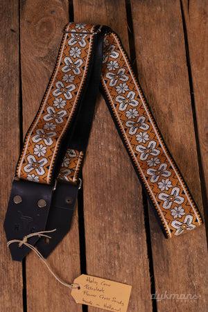 Holy Cow Retrolook Flower Cross Sandy