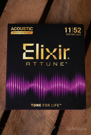 Elixir Attune Phosphor Bronze Custom Light 11-52 snarenset op houten planken