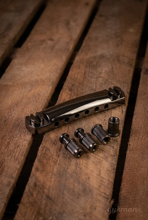 Gibson PTTP-050 Black Chrome stopbar met bevestigingsmateriaal op een houten ondergrond